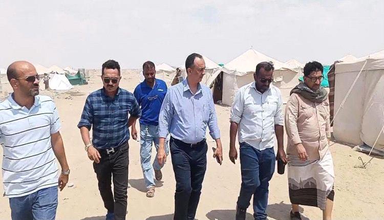 مدير صحة عدن يتفقد مخيم الفردوس ويؤكد تقديم الرعاية الصحية الطارئة للنازحين