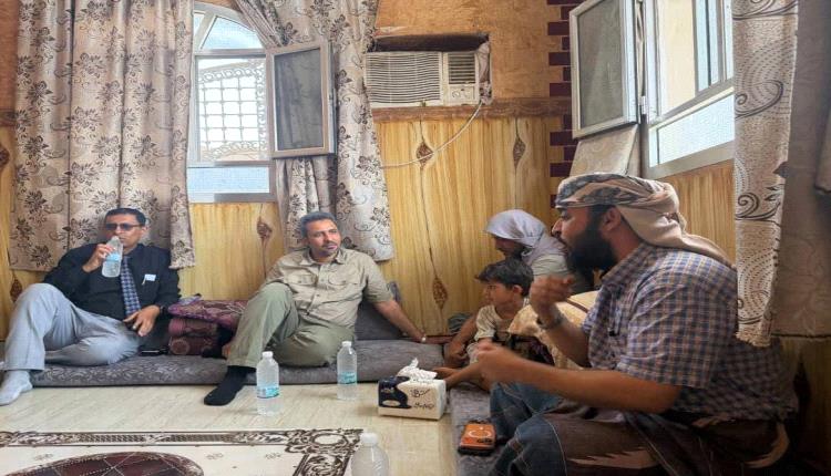 محافظ لحج يوجه بالتحقيق في وفاة أم وأحد توأميها إثر خطأ طبي بمستشفى "ابن خلدون" ويزور أسرتها متكفلاً بعلاج مولودها