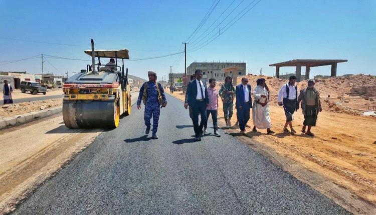 الوكيل الدغاري يدشن أعمال الأسفلت للمرحلة الثانية من مشروع تأهيل الشارع الرئيسي ويتفقد مستشفى عزان العام