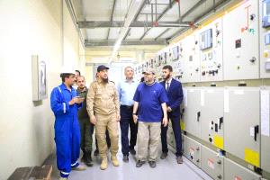 محافظ العاصمة عدن ووزير الكهرباء يتفقدان محطات الكهرباء  بمديريتي البريقة والمنصورة