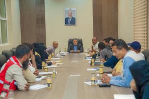 أمين محلي أبين يرأس اجتماعًا لمناقشة استراتيجية الاستجابة الطارئة لموجة النزوح وتعزيز التنسيق الإنساني
