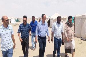 مدير صحة عدن يتفقد مخيم الفردوس ويؤكد تقديم الرعاية الصحية الطارئة للنازحين