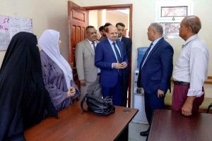 رئيس الوزراء يزور وزارة التربية والتعليم ويوجه بتعزيز الأداء واستيعاب الطلاب النازحين