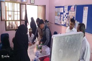 مؤسسة شباب أبين توزع مواد تعليمية وترفيهية على عدد من المدارس ورياض الأطفال بمديرية خنفر