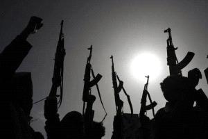 الحوثيون يقصفون رأس العارة في لحج بسبعة صواريخ باليستية